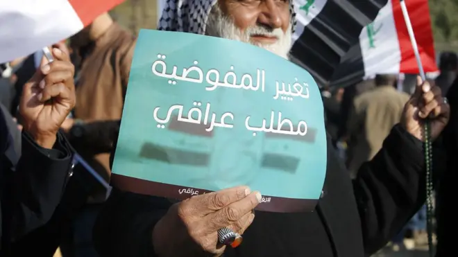 رفع المتظاهرون شعارات تطالب بتغيير المفوضية العليا للانتخابات والغاء قوانينها