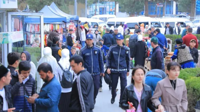 Ўзбекистон Ички ишлар вазирлигининг Телеграмдаги расмий канали фотоси - Самарқанд Регистон майдонида хавфсизлик ходимлари