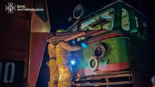 Рятувальники оглядають поламаний вагон потяга