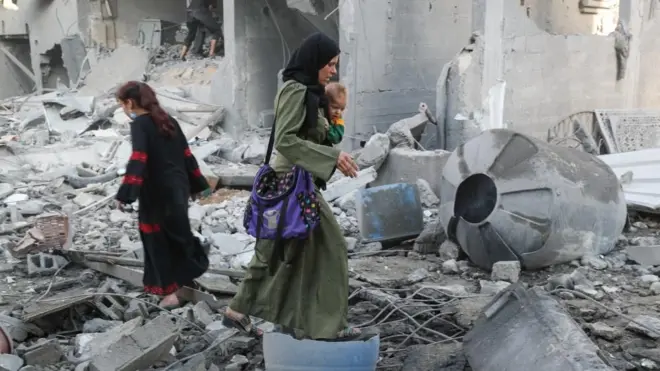 Palestinians inspect the damage at the site of an Israeli strike on a house in Jabalia, northern Gaza. Photo: 30 May 2025