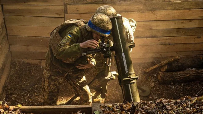 دو سرباز در حال اماده سازی یک خمپاره انداز