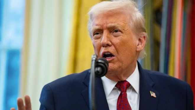 Трамп что-то говорит в микрофон