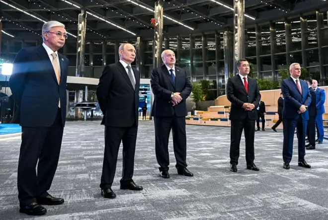 Арманистондан саммитга Бош вазир Никол Пашинян эмас, бош вазир ўринбосари Мгер Григорян келди (ўнгда).