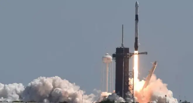 स्पेस एक्स के रॉकेट की उड़ान.