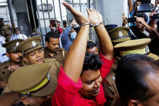 හිටපු ජනාධිපති ගෝඨාභය රාජපක්ෂ බලයෙන් පහකිරීමේ උද්ඝෝෂණවල ප්‍රමුඛ භූමිකාවක් ඉටු කිරීම සම්බන්ධයෙන් අත්අඩංගුවට ගත් අන්තර් විශ්වවිද්‍යාල ශිෂ්‍ය බල මණ්ඩලයේ නායක වසන්ත මුදලිගේ , 2023 ජනවාරි 31 වන දින කොළඹ මහේස්ත්‍රාත් අධිකරණයට ඉදිරිපත් කිරීමෙන් පසු බන්ධනාගාර නිලධාරීන්ගේ ආරක්ෂාව යටතේ රැගෙන යමින් 