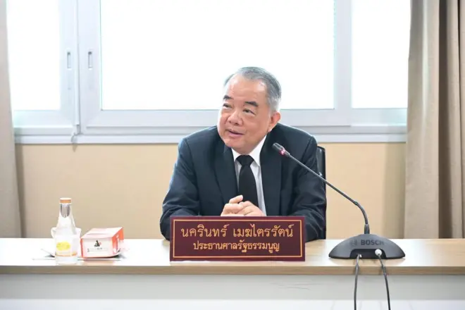 นครินทร์ เมฆไตรรัตน์ กล่าวออกตัวว่า ถ้าจะให้อธิบายเพิ่มเติมในคำวินิจฉัย อาจจะไม่สามารถทำได้ แต่ในประเด็นเพิ่มเติมที่ยังมีข้อสงสัย สามารถปรึกษาหารือและถามความเห็นได้