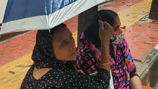 ফুটপাতে বসে মাংসের অপেক্ষায় মালেকা আর জেসমিন