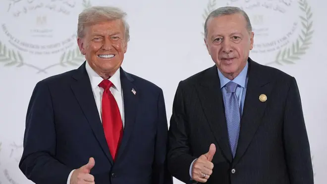 ABD Başkanı Donald Trump ve Türkiye Cumhurbaşkanı Recep Tayyip Erdoğan, 13 Ekim 2025'te Şarm El-Şeyh'te düzenlenen Gazze zirvesi sırasında fotoğraf çektiriyor.
