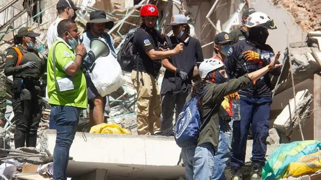 Tareas de rescate tras el potente terremoto en Colombia