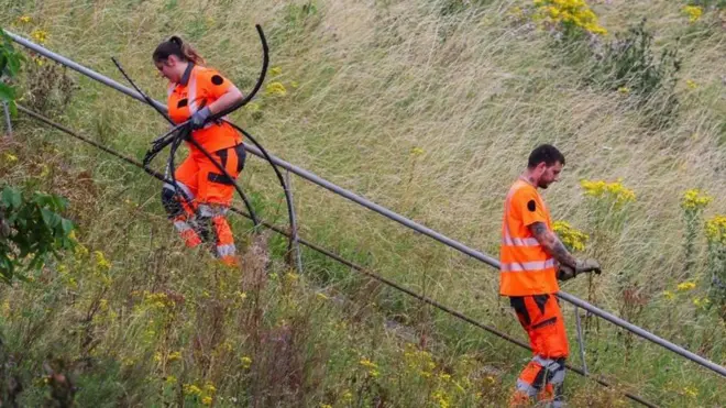 రైల్వే లైన్లను సరిచేస్తున్న సిబ్బంది