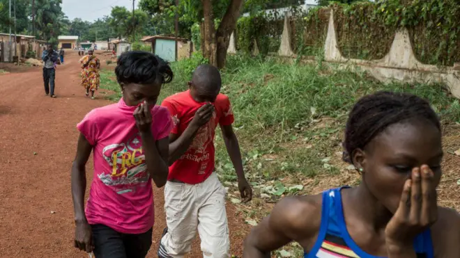Awon eeyan n bo imu wọn nitori oorun.