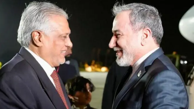 इराणच्या परराष्ट्र मंत्रालयाने एक फोटो प्रसिद्ध केला आहे. त्यात पाकिस्तानचे उपपंतप्रधान इसहाक दार हे इस्लामाबादमध्ये इराणचे परराष्ट्रमंत्री अब्बास अरागची यांचे स्वागत करताना दिसतात. 