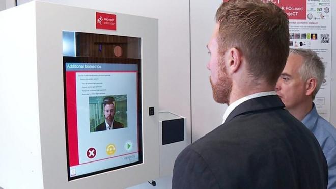 英国内政部人脸识别通关测试登记机器