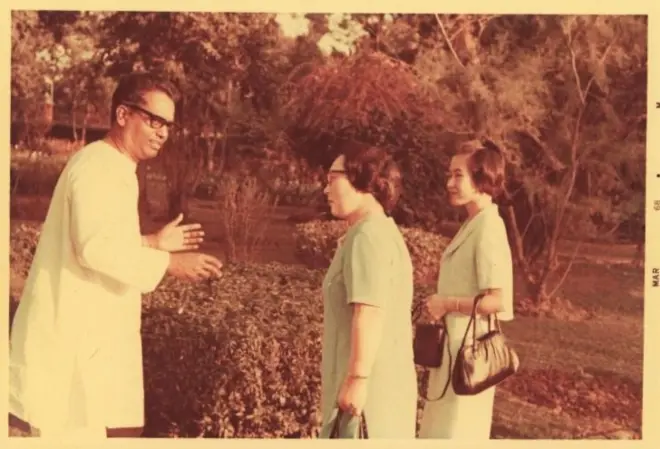 ছবিটি কার্জন হল এলাকা, ঢাকা বিশ্ববিদ্যালয়, মার্চ ১৯৬৮। বাংলা শিখতে আসা জাপানীদের সাথে।