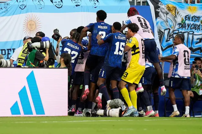 Deroy Duarte, du Cap-Vert, célèbre le premier but de son équipe avec ses coéquipiers lors du match des seizièmes de finale de la Coupe du Monde de la FIFA 2026 opposant l'Argentine au Cap-Vert, au Miami Stadium, le 3 juillet 2026.
