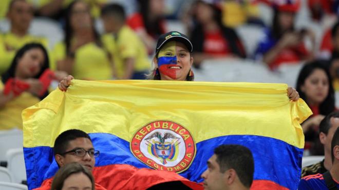 Colombiana con bandera