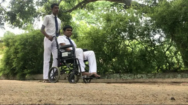 අසනීප වූ මිතුරා අත නොහැර ගිය විහඟ