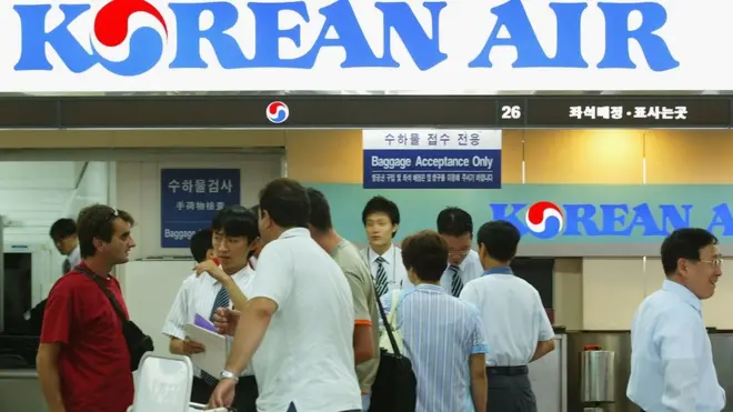 Maskapai Korea Airlines memberhentikan sementara salah-seorang pimpinannya karena diduga menyiram air pimpinan perusahaan iklan, kata polisi.