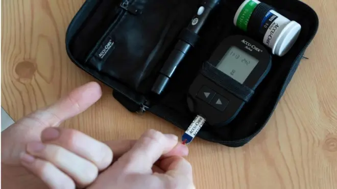 يتسبب المرض في معدلات خارجة عن السيطرة من السكر مما قد يؤيد إلى مضاعفات صحية خطيرة