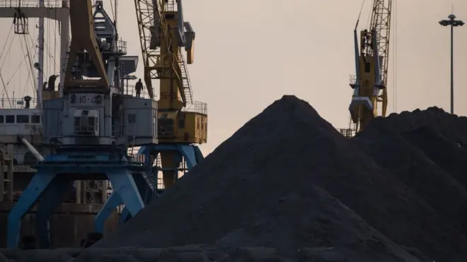북한 나진항에 쌓여 있는 석탄