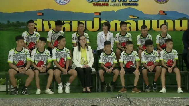 "أطفال الكهف" يتحدثون في مؤتمر صحفي عن محنتهم التي استمرت أكثر من إسبوعين بعدما حوصروا داخل كهف غمرته مياه الأمطار.