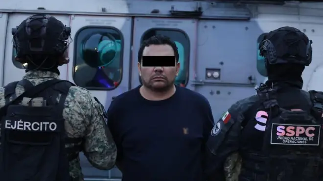Ramón Ángel Álvarez Ayala custodiado por dos elementos de seguridad