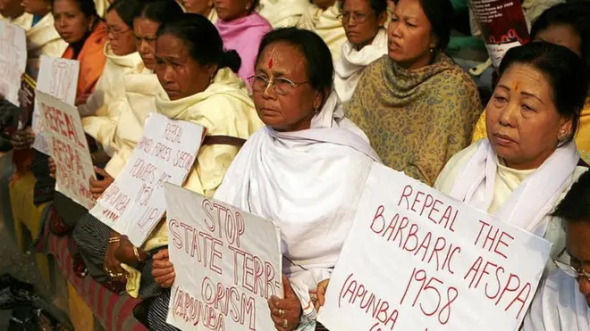 मणिपुर में आफ्सपा क़ानून का विरोध करती महिलाएं