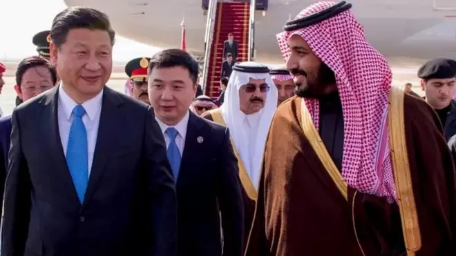 सऊदी अरब के दौरे पर क्राउन प्रिंस मोहम्मद बिन सलमान के साथ चीन के राष्ट्रपति शी जिनपिंग