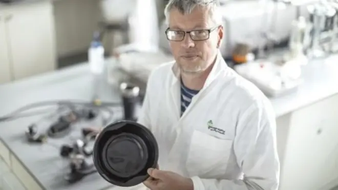 ดร. แอนดรูว์ เทอร์เนอร์ และของใช้จากพลาสติกดำที่นำมาทดสอบหาสารอันตราย