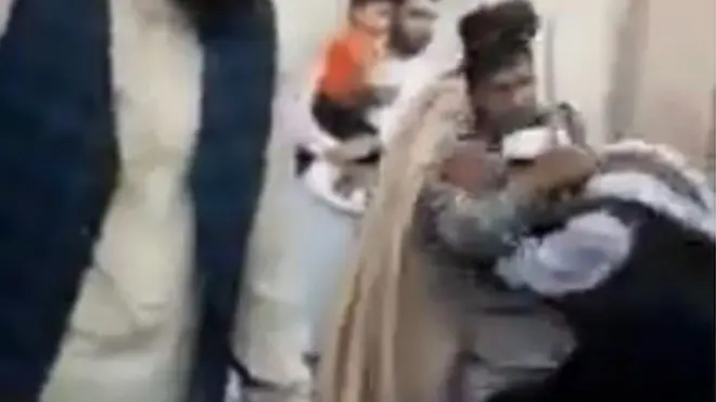 افسر پلیس یک مرد مسن را در جلوی سفارت پاکستان به زمین هل می‌دهد