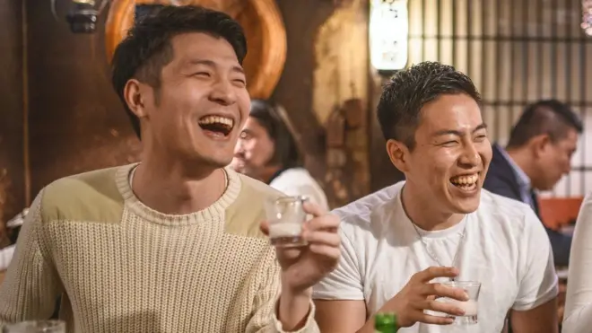 Hai đàn ông uống rượu sake