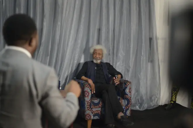 وله سوینکا مدت‌هاست که از موضع تند دولت ترامپ در مورد مهاجرت انتقاد می‌کند و لغو ویزا خود را به انتقادات صریح خود مرتبط می‌داند.