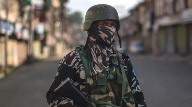 370 हटने के एक साल पूरा होने से पहले जम्मू-कश्मीर में सरपंच को गोली मारी, फारुख़ ने पार्टियों की बैठक बुलाई