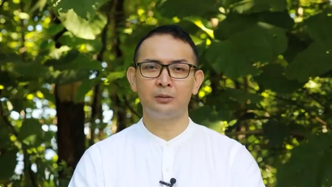 ကိုဗစ်ကာလ ရခိုင်လူထုကို အွန်လိုင်းကနေ မိန့်ခွန်းပြောနေတဲ့ အေအေခေါင်းဆောင်ကို ရုပ်သံမှာ မြင်ရတာဖြစ်ပါတယ်။​အဖြူရောင်အင်္ကျီဝတ်ပြီး မျက်မှတ်တပ်ထား