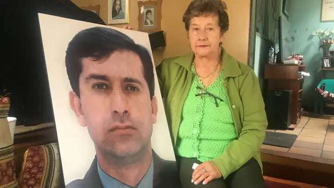 Lilia Hernández con una fotografía de su hijo.