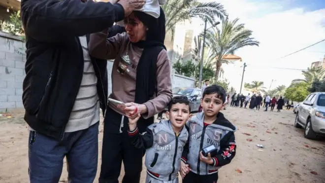 Une famille dans une rue de Gaza