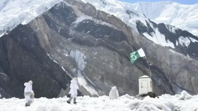 سیاچن پر گشت کرتے پاکستانی فوجی