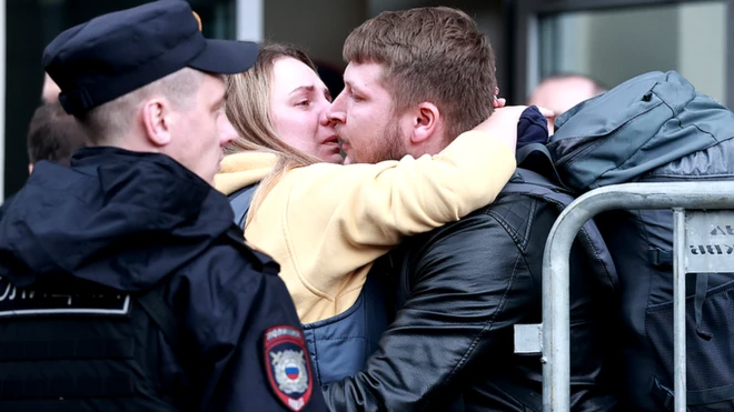 Прощание у временного пункта мобилизации, устроенного в московском Театре Романа Виктюка, где все спектакли отменены