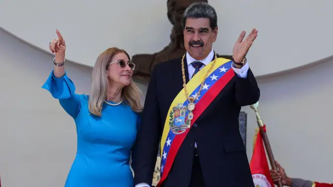 ဗင်နီဇွဲလားသမ္မတ နီကိုးလပ်စ် မာဒူရိုနဲ့ ဇနီးကို ၂၀၂၅ ခုနှစ်၊ ဇန်နဝါရီလမှာ တွေ့ရစဉ်