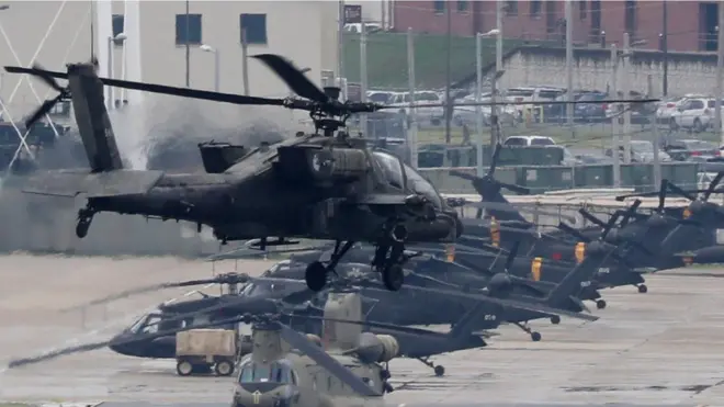 지난 2일 경기도 평택시 캠프 험프리스 상공에서 헬기가 비행하고 있다