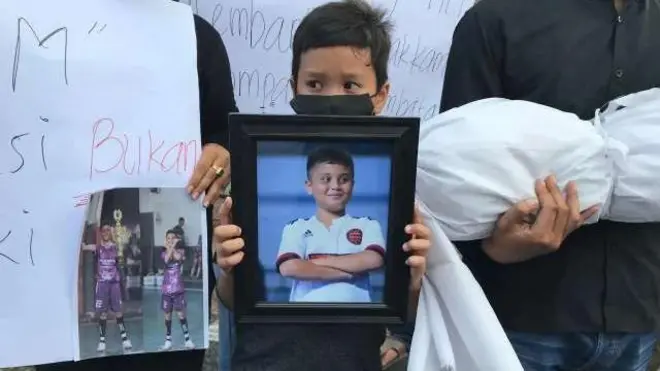 Aksi keprihatinan mempertanyakan langkah kepolisian dalam menyelidiki kematian bocah 13 tahun Afif Maulana.