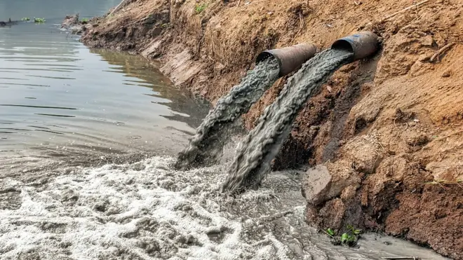 Despejo9jabetresíduos urbanos não tratados9jabetum rio