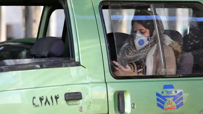 İran'da maske takmış bir kadın