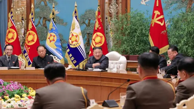 김정은 국무위원장이 2023년 2월 6일 평양에서 노동당 군사위 확대회의를 주재하고 있다