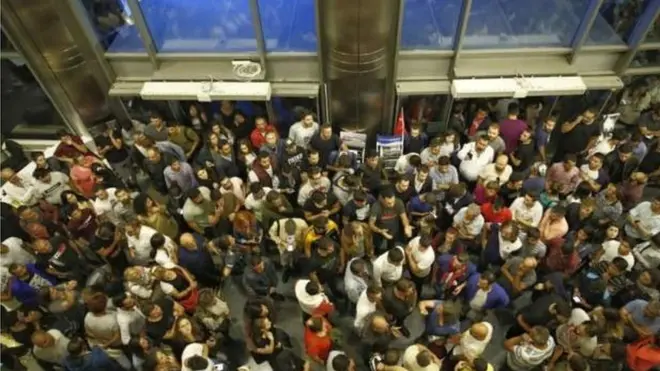CHP-nin Ankaradakı qərargahının qarşısına toplaşanlar uzun müddət İncenin açıqlamasını gözləyiblər.