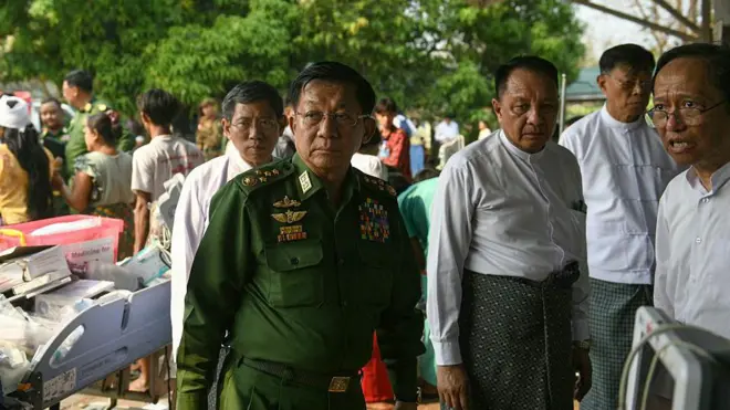 ငလျင်ဘေးဒဏ်ထိ နေပြည်တော်မှာ မတ် ၂၈ ရက်ကတွေ့ရတဲ့ စစ်ခေါင်းဆောင်။ 