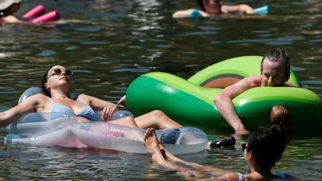 أشخاص يسبحون