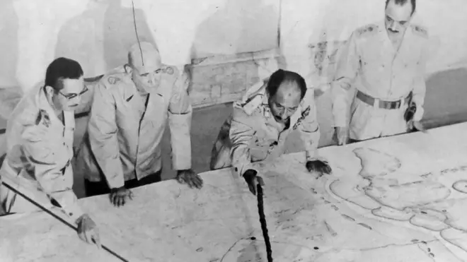 السادات وقادة الجيش المصري في عرفة العمليات المركزية خلال حرب أكتوبر