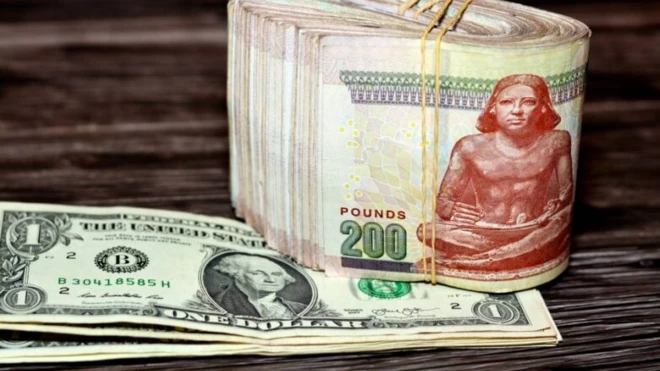 عملة مصرية وأمريكية 