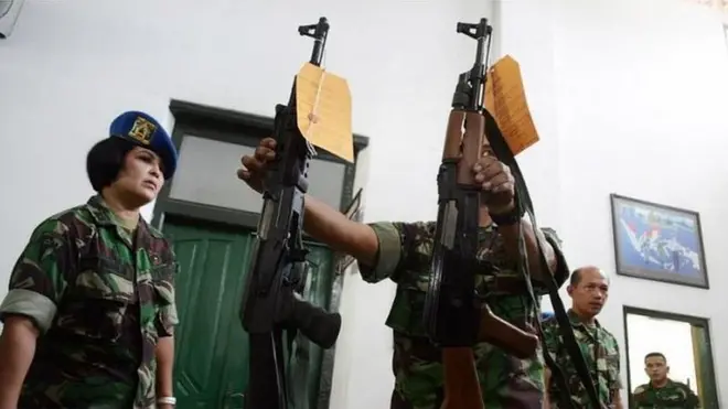 Petugas menggelar dua replika senjata api AK-47 sebagai barang bukti dalam penyerangan Lapas Cebongan Sleman yang digelar di Detasemen Polisi Militer Denpom IV/5 Semarang, Jawa Tengah, Selasa (21/5/2013).